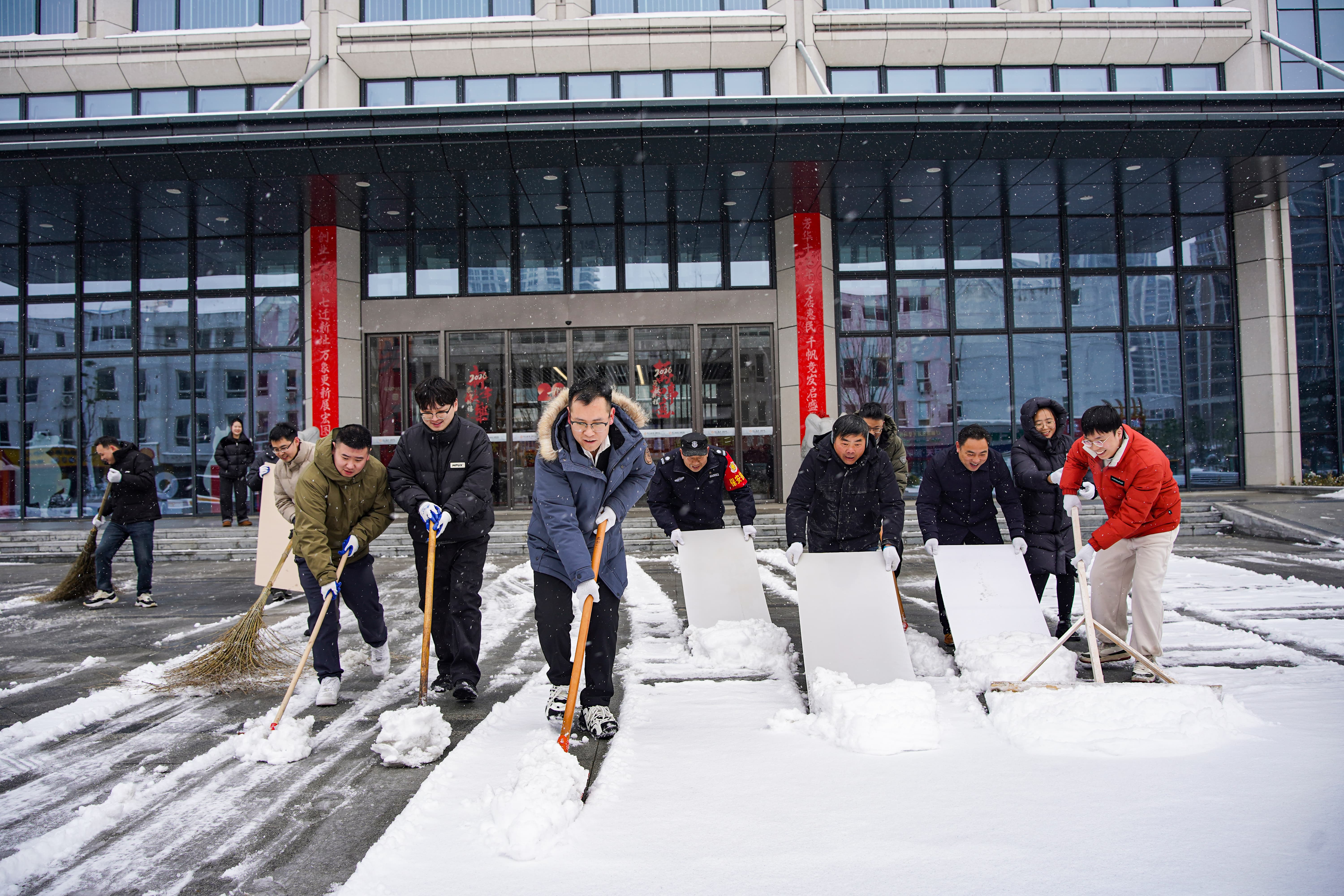 迎寒而上，行动照初心！im电竞党员先锋开展园区除雪行动